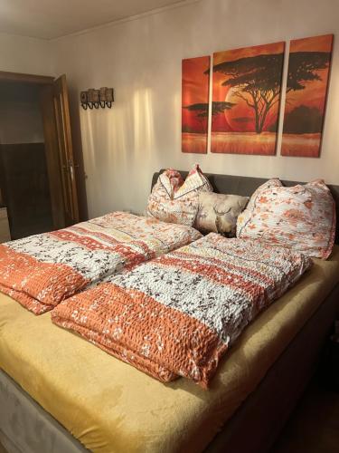 Ένα ή περισσότερα κρεβάτια σε δωμάτιο στο Cinthias Sonnseiten Apartments Panoramalage über Altenmarkt, Nähe Therme und Skigebiet