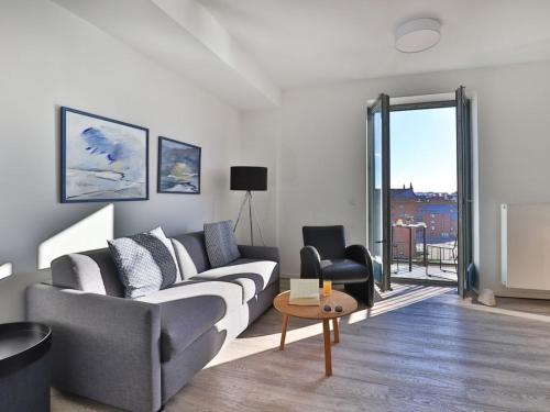 salon z kanapą i stołem w obiekcie Ohlerich Speicher App_ 29 w mieście Wismar