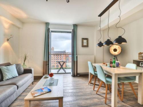 Ohlerich Speicher App_ 30 في فيسمار: غرفة معيشة مع أريكة وطاولة