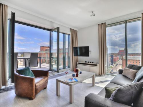 salon z kanapą i stołem w obiekcie Ohlerich Speicher App 43 w mieście Wismar