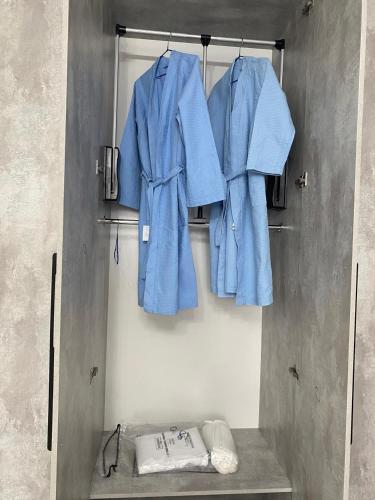 Квартира посуточно في أستانا: ارواب زرقاء معلقة على رف