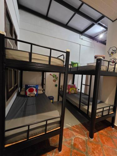 New ! 6 Pax Super Mario Georgetown Heritage Pre-war House 2 Bedroom في جورج تاون: غرفة بسريرين بطابقين في غرفة