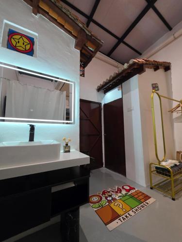 New ! 6 Pax Super Mario Georgetown Heritage Pre-war House 2 Bedroom في جورج تاون: حمام مع حوض أبيض ومرآة