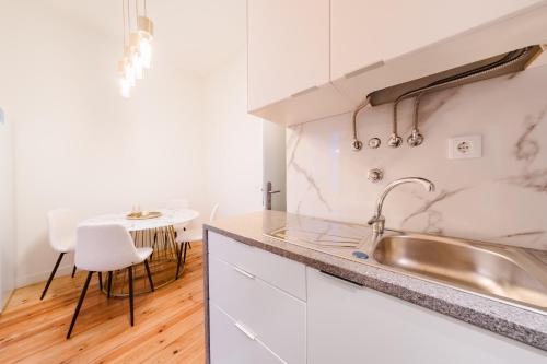 Stylish Central Lisbon 5BR Apartment wAC