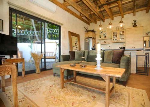 TV a/nebo společenská místnost v ubytování New Balturk Nature Villas