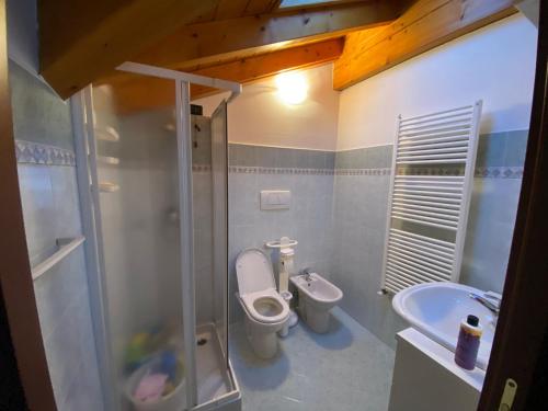 a bathroom with a toilet and a sink at Mansarda Residenza Giada in Pila