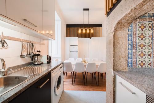 City Center Iconic 6BR Luxury Stay wAC