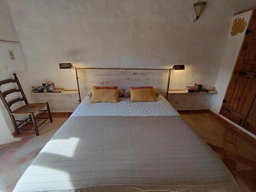 una camera da letto con un letto grande con due cuscini di Quinta do Arade - casa 4 pétalas a Barranco do Resgalho