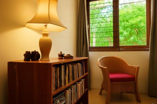 Η βιβλιοθήκη του διαμερίσματος