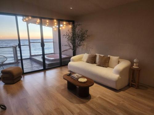 Posezení v ubytování Kasa Dharma an oceanfront House