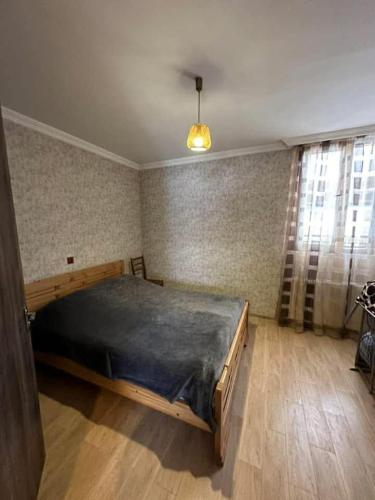 una camera da letto con un letto grande in una stanza di Borjomi Cottages in tsemi a Patara-Tsemi