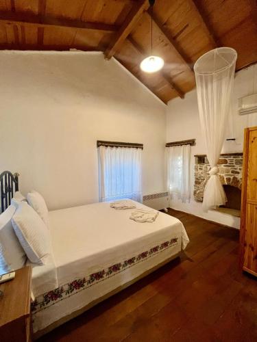 a bedroom with a large bed in a room at Zeytin in Datca