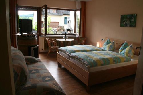 En eller flere senge i et værelse på Wein- und Gästehaus Hermann-Josef Schmitz