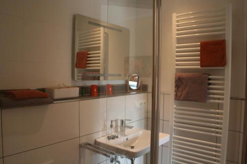 Et badeværelse på Wein- und Gästehaus Hermann-Josef Schmitz