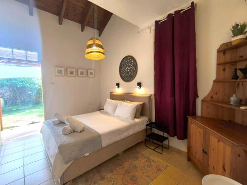 Postel nebo postele na pokoji v ubytování Pinat Nofesh