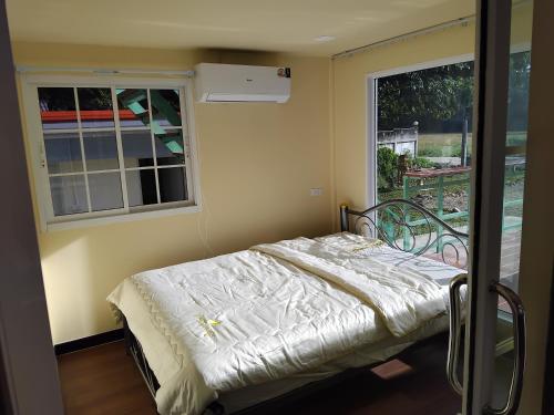 Giường trong phòng chung tại Villa molenstijl