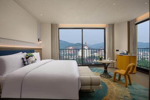 Una cama o camas en una habitación de voco Xishuangbanna Gaozhuang by IHG