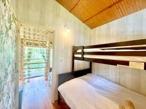 Postel nebo postele na pokoji v ubytování Ti Nid Salazie, Bungalow créole et vue montagne