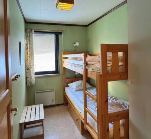 サレンにあるHemfjällsbyn 17Aの二段ベッド2台と窓のある寝室