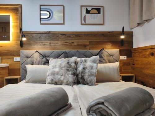 un dormitorio con una cama con dos almohadas. en Appartement Rehlein, en Mauterndorf