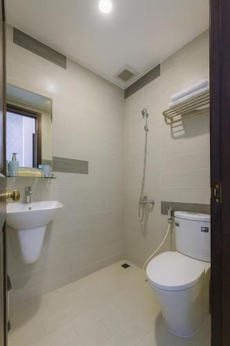 a bathroom with a toilet and a sink at Thanh Downtown Hotel - Bước Chân Là Đến Chợ Đêm in Da Lat
