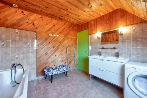 a bathroom with a sink and a washing machine at Maison pour 6 avec grand jardin - proche centre in Plouguerneau