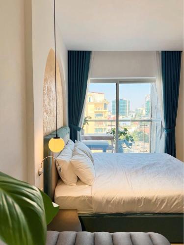 Ένα ή περισσότερα κρεβάτια σε δωμάτιο στο Cozy modern studio with Gym & Pool