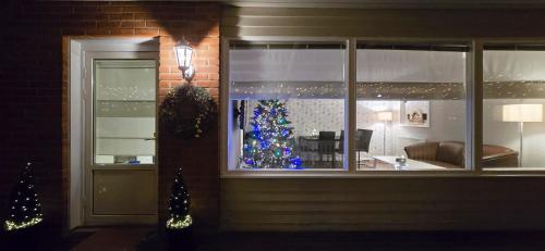 a christmas tree in the window of a house at Hus Klarälven in Stöllet