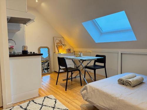 Ένα ή περισσότερα κρεβάτια σε δωμάτιο στο Gallieni