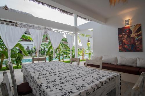 Giường trong phòng chung tại Dunia & Bahari Resort