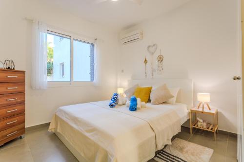 Postel nebo postele na pokoji v ubytování Sunset Sea View Apartment in Kissonerga
