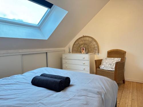 une chambre avec un lit bleu et une fenêtre dans l'établissement La Terrasse du Havre, au Havre