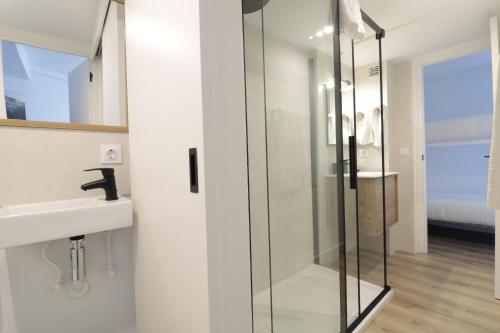a glass shower in a bathroom with a sink at Apartarent 1500 - Apartamento Sanglier in Naut Aran
