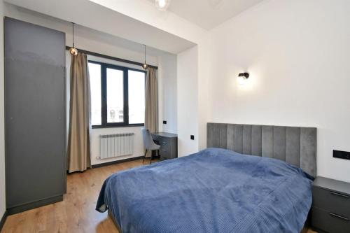 Ένα ή περισσότερα κρεβάτια σε δωμάτιο στο Comfort & Charm in Modern Building