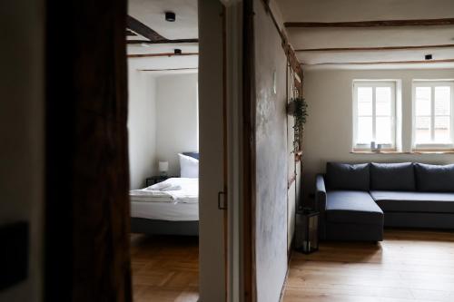 Ένα ή περισσότερα κρεβάτια σε δωμάτιο στο Lehm & Fachwerk 2-Zimmer-Apartment - Claycation