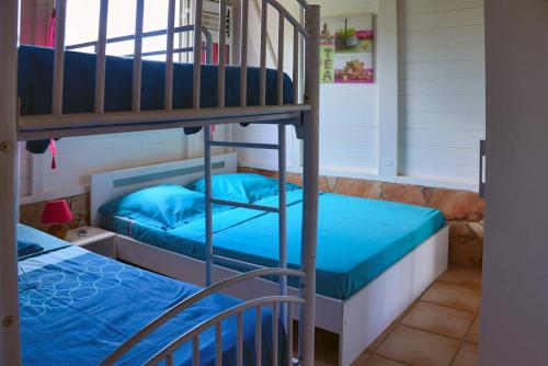 Postel nebo postele na pokoji v ubytování Villa créole et bien etre exclusif avec piscine et jacuzzi privé