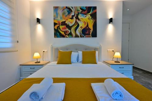 Ένα ή περισσότερα κρεβάτια σε δωμάτιο στο YAĞIZ-Villa with Children's Pool&Jacuzzi for 6 People in Gocek