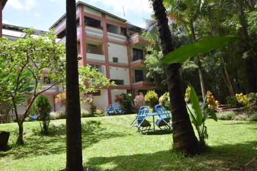 una vista de la casa desde el jardín en Snow Peak Hotel in Chogoria, en Mwangarimwe