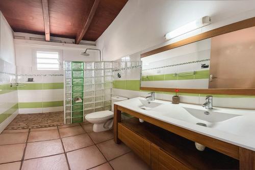 Koupelna v ubytování Villa créole et bien etre exclusif avec piscine et jacuzzi privé