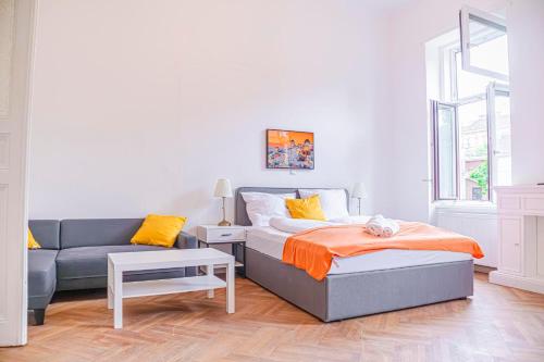 Cozy 2BR Apt with TV & Netflix, Steps from AKH