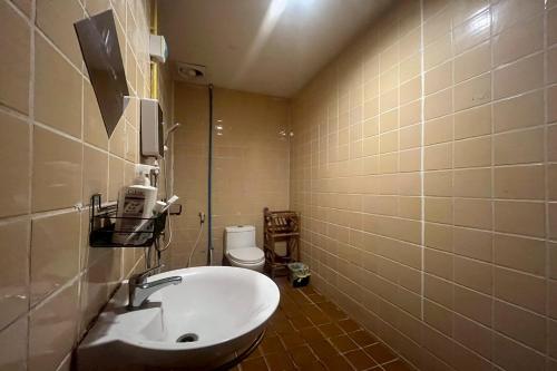 Un baño de Noahs Ark Bar Restaurant Hostel