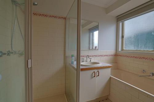 Ένα μπάνιο στο Relaxing Family Getaway 3BR House with Garden