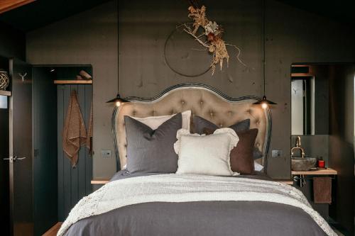 Un dormitorio con una cama grande con almohadas. en Basalt Wines Retreat, en Killarney