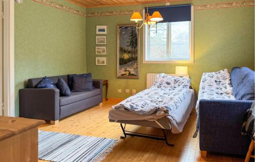 Linneryd1 Bedroom Beautiful Home In Linneryd的带床和沙发的客厅