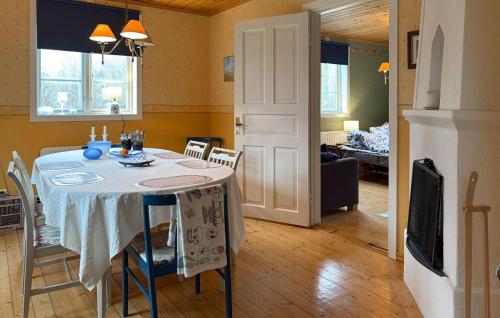 Linneryd1 Bedroom Beautiful Home In Linneryd的一间带桌椅的厨房和一间客厅