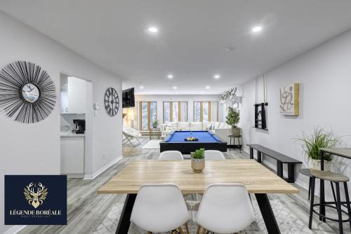 een woonkamer met een tafeltennistafel. bij Pool Table - Elegance - Comfort - Le Chic Boreal in Saint-Jovite