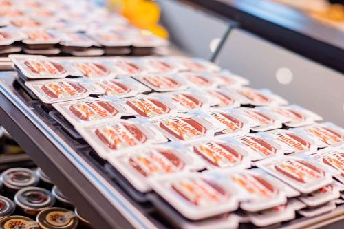 um monte de comida em recipientes de plástico sobre uma mesa em AN Park Hotel Milano Settala em Settala