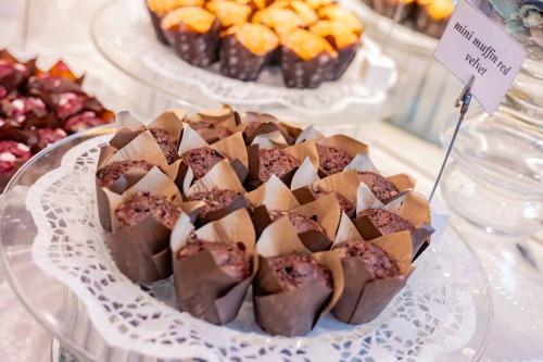 um prato de sobremesas de chocolate numa mesa em AN Park Hotel Milano Settala em Settala