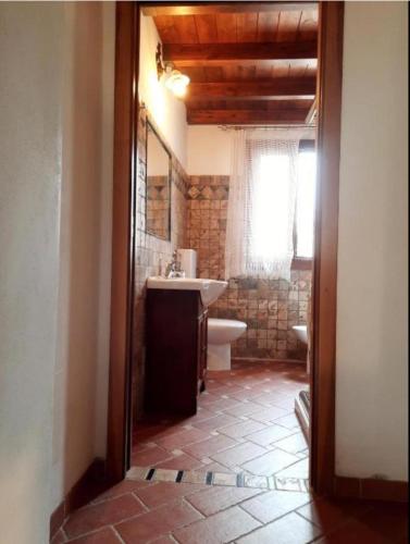 a bathroom with a sink and a toilet at residence palladio in Rovigo