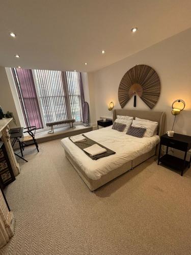 ein Schlafzimmer mit einem großen Bett und einem großen Fenster in der Unterkunft Station Bridge Collection - Flat 5 in Harrogate